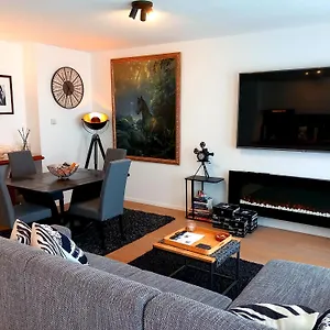 Little Hollywood Apartment